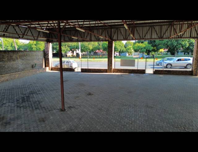 1,001M² SHOWROOM TO LET IN BARTLETT